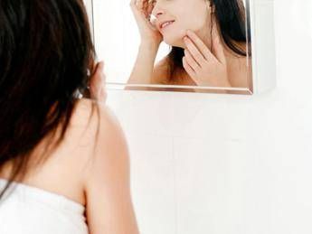 Sos 'acne shaming', 2 persone su 5 bullizzate per l'aspetto della pelle