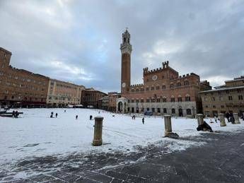 Straordinaria nevicata a Siena, la città del Palio si sveglia imbiancata