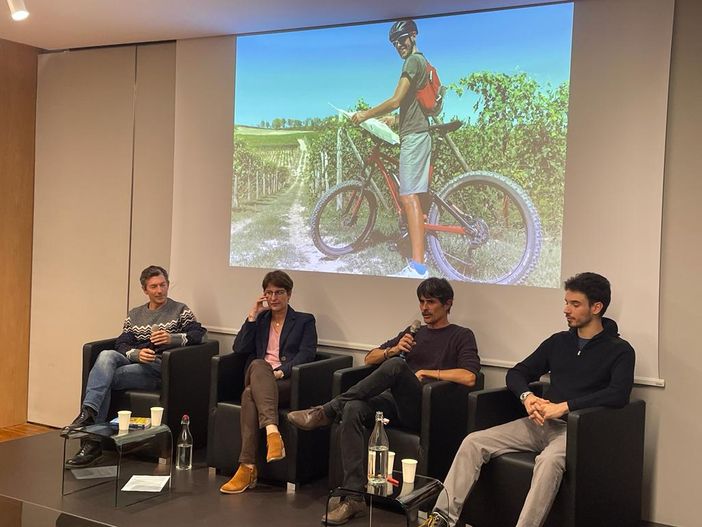 Il braidese Paolo Casalis racconta le Langhe e il Roero in bici e a piedi, tra cantine e osterie [FOTO E VIDEO]