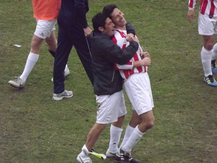 Varricchio abbracciato dopo il gol-partita contro la Valenzana (Foto Campioni.cn)