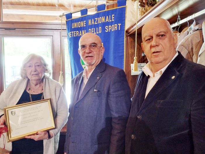 La consegna della targa alla Signora Emma Montevecchi