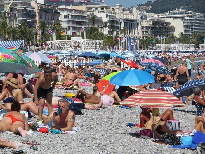 “Pass vaccinale per andare al bar, al ristorante e nei centri commerciali”, Macron preannuncia misure forti da agosto