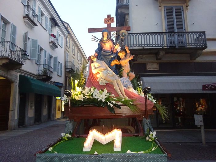 Gruppo ligneo della Madonna Addolorata e del Cristo conservato nella chiesa dei Battuti Neri, a Bra