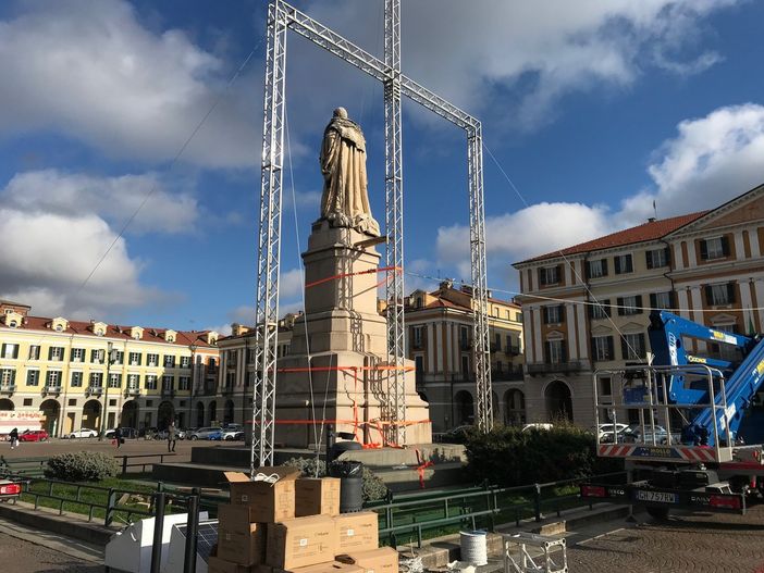 In piazza Galimberti in corso l'installazione del grande albero, simbolo del Natale a Cuneo