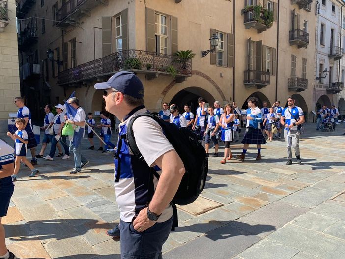 Il Cuneo Pedona Rugby ha sfilato per le vie del capoluogo, nel prossimo weekend la grande festa di fine stagione