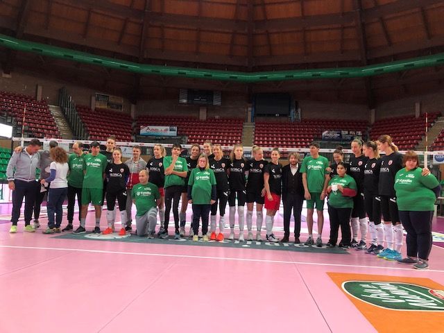 I ragazzi della Cooperativa Il Faggio insieme con le atlete di A1 di Cuneo Granda Volley I ragazzi della Cooperativa Il Faggio insieme con le atlete di A1 di Cuneo Granda Volley