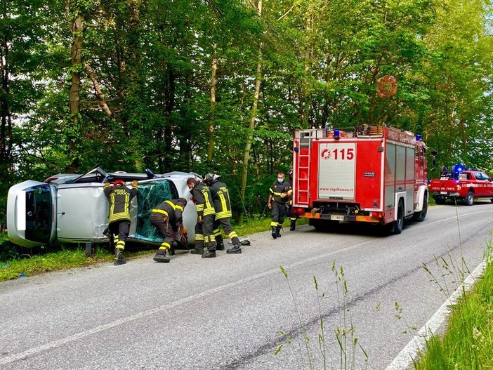 Perde il controllo dell’auto e si capotta mentre scende da Pian Munè di Paesana: ferita una donna