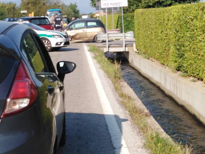 Auto cappottata in via Savona a Cuneo, lunghe code per entrare in città