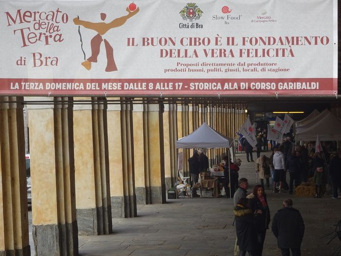 Bra, il Mercato della Terra saluta l’arrivo dell’estate con le bancarelle dei prodotti a km 0