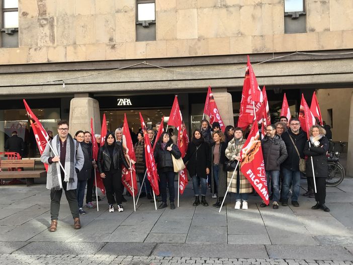 Nel giorno del Black Friday, scioperano i dipendenti di Zara Cuneo: "Tirate fuori i soldi, qui parliamo di dignità" [VIDEO]
