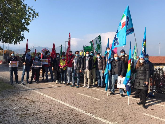 Presidiano i lavoratori delle imprese di pulizie e servizi integrati davanti al Santa Croce: "Chiediamo il rinnovo del contratto fermo da 7 anni"
