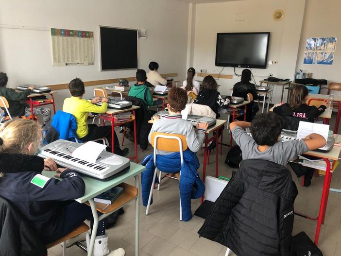 Il Covid ferma il flauto dolce a scuola, ma la musica continua con tastiere a due ottave