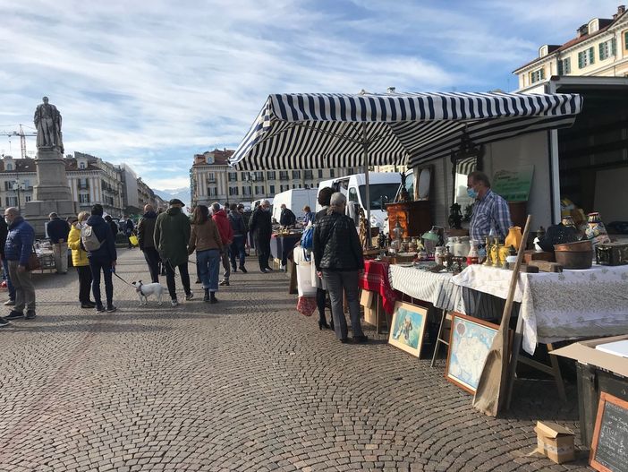 Il "Trovarobe" trasloca dai portici a piazza Galimberti per garantire un maggior ditanziamento