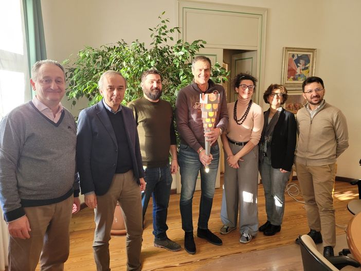 La Giunta di Bra riceve la fiaccola delle Universiadi di Torino 2025