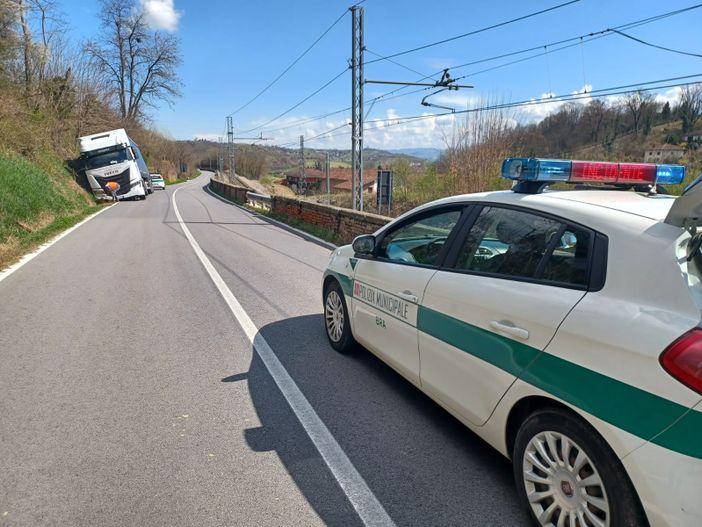Bra, mezzo pesante finisce fuori strada lungo la provinciale 134