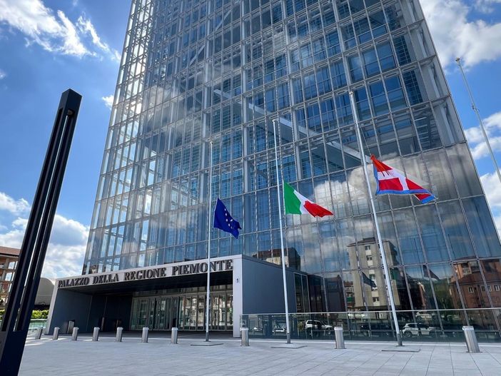 Papa Francesco: bandiere a mezz'asta nel grattacielo della Regione Piemonte e nel palazzo del Consiglio regionale 