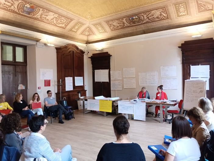 Il seminario si struttura in sei incontri settimanali della durata di due ore e mezzo ciascuno Il seminario si struttura in sei incontri settimanali della durata di due ore e mezzo ciascuno