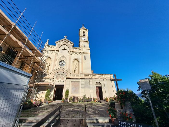 Il santuario di San Chiaffredo di Crissolo con i lavori al tetto della casa parrocchiale per sostenere i quali è stata aperta una raccolta fondi Il santuario di San Chiaffredo di Crissolo con i lavori al tetto della casa parrocchiale per sostenere i quali è stata aperta una raccolta fondi