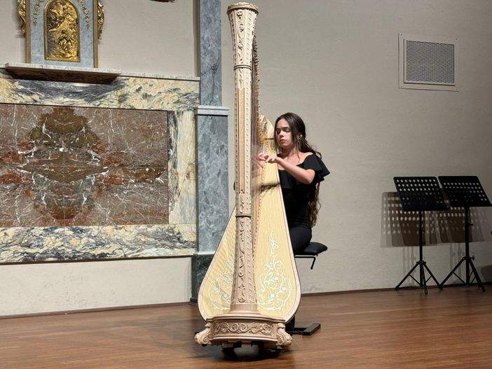La giovane arpista turca Zeynep Duru Gulec: a lei è andato il primo premio nella Categoria B La giovane arpista turca Zeynep Duru Gulec: a lei è andato il primo premio nella Categoria B