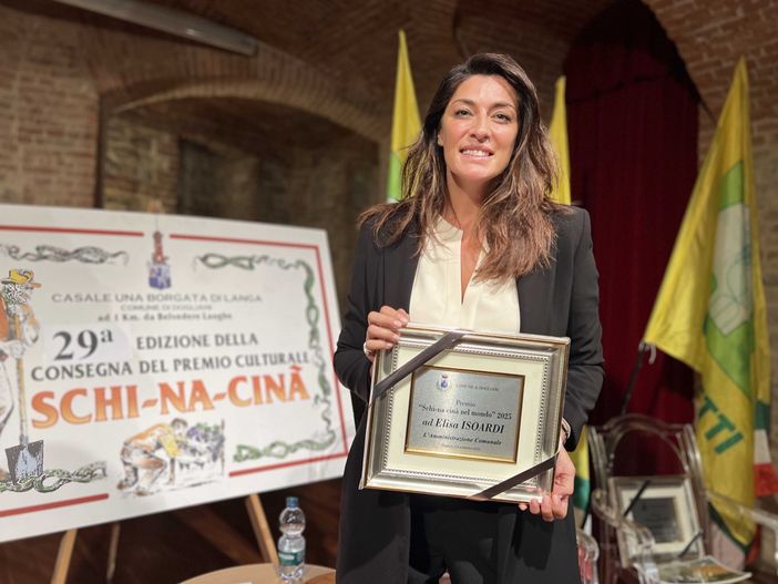 Elisa Isoardi, premiata ieri sera a Dogliani
