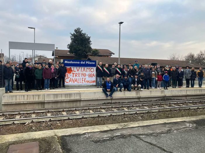 Il sit-in del gennaio scorso per chiedere la riapertura della tratta con i pendolari e i sindaci di Bra, Cavallermaggiore e Marene, Gianni Fogliato, Davide Sannazzaro e Alberto Deninotti Il sit-in del gennaio scorso per chiedere la riapertura della tratta con i pendolari e i sindaci di Bra, Cavallermaggiore e Marene, Gianni Fogliato, Davide Sannazzaro e Alberto Deninotti