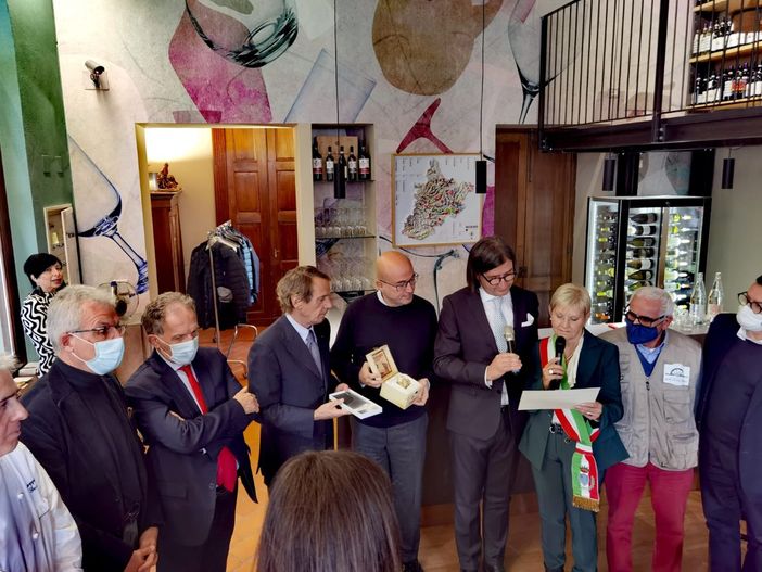 La cerimonia di consegna, avvenuta nei locali dell'Enoteca Regionale del Roero di Canale La cerimonia di consegna, avvenuta nei locali dell'Enoteca Regionale del Roero di Canale