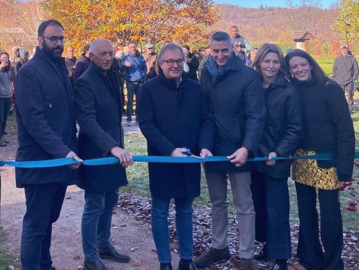 Il momento del taglio del nastro Il momento del taglio del nastro