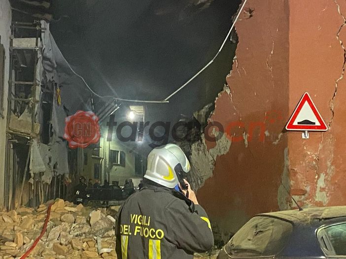 Esplosione di una casa a Martiniana Po, per le indagini sarà necessario rimuovere il tetto Esplosione di una casa a Martiniana Po, per le indagini sarà necessario rimuovere il tetto