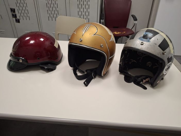 I caschi che sono stati sottoposti a sequestro perché non omologati