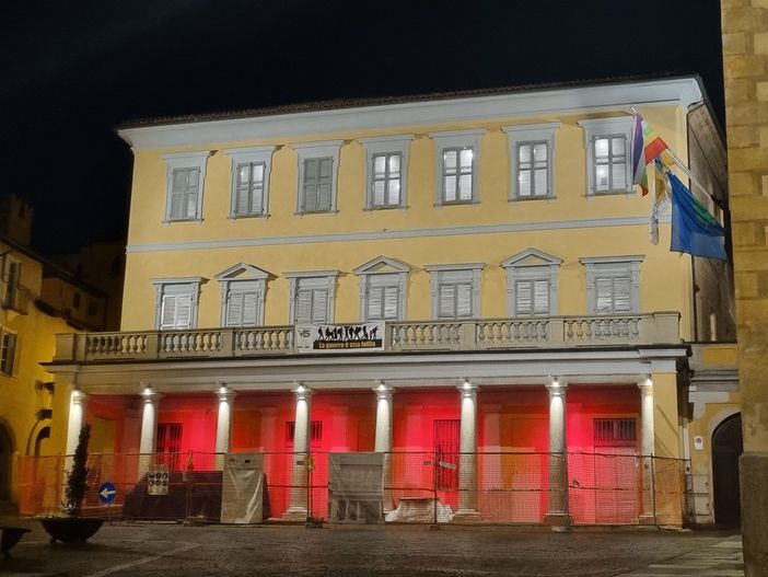In foto Palazzo Garrone in rosso (Foto di Maurizio Mangino) In foto Palazzo Garrone in rosso (Foto di Maurizio Mangino)
