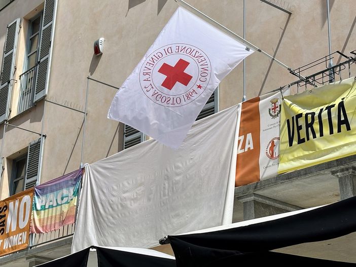 Alba: un lenzuolo bianco sul balcone del Palazzo comunale per la campagna “24 maggio – 50.000 sudari per Gaza”