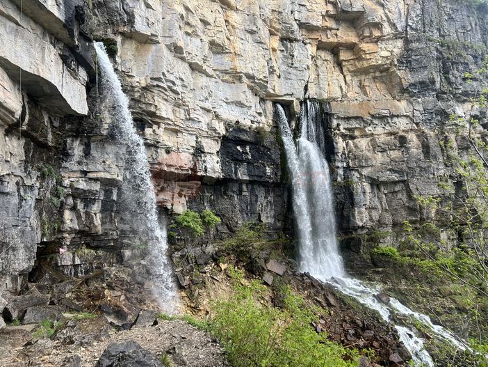 La forza e la maestosità del Pis del Pesio, la cascata nel cuore del Parco del Marguareis [VIDEO]