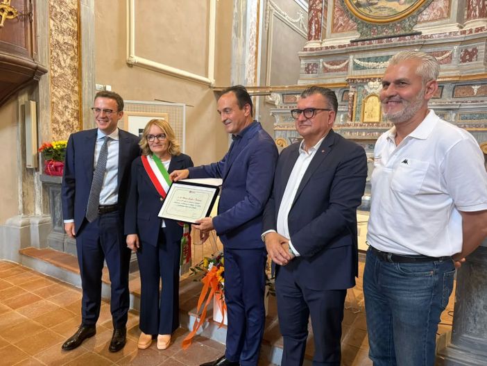 Vent’anni di promozione e passione: "La Morra Eventi e Turismo" premiata dal governatore Cirio Vent’anni di promozione e passione: "La Morra Eventi e Turismo" premiata dal governatore Cirio