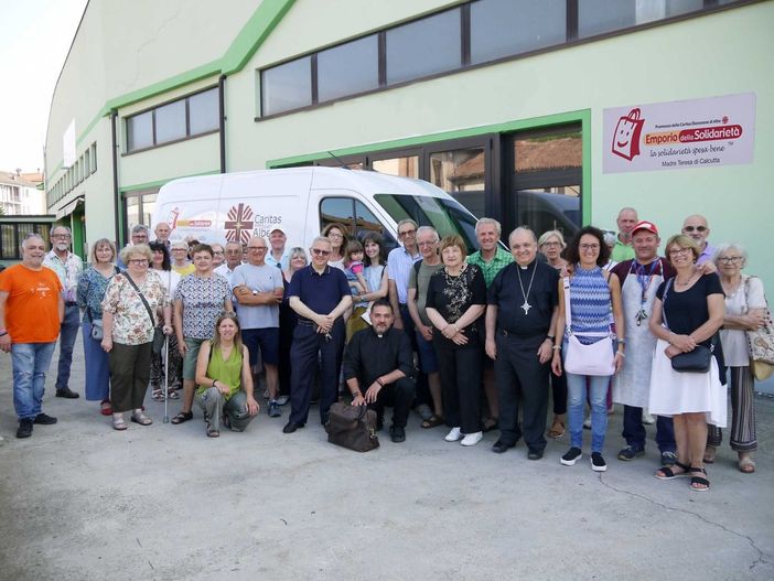 Un nuovo furgone per l’Emporio della Solidarietà di Alba: "Servirà per il trasporto di beni destinati alle persone in difficoltà" Un nuovo furgone per l’Emporio della Solidarietà di Alba: "Servirà per il trasporto di beni destinati alle persone in difficoltà"