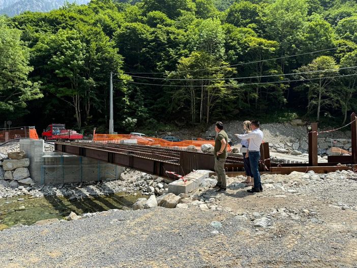 Nuovo ponte a Terme di Valdieri, posate le travi portanti: sarà pronto e collaudato per fine anno