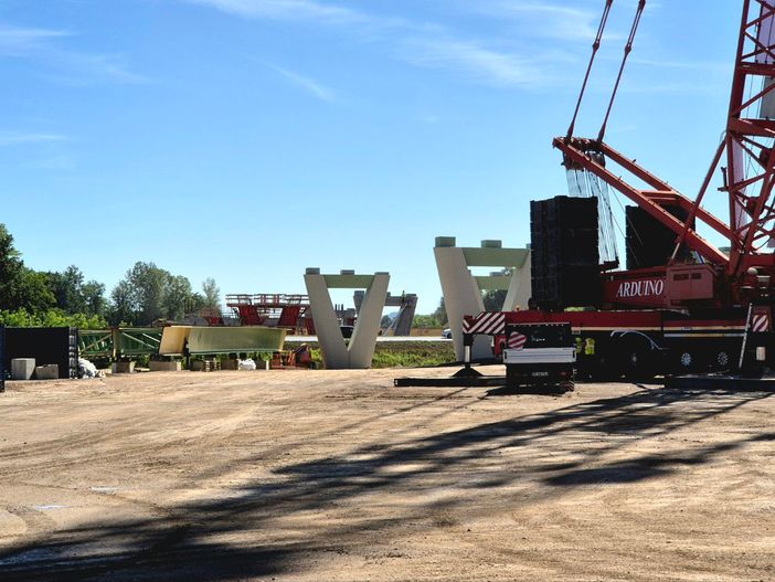 La posa delle prime travi del viadotto A33 ai piedi della collina di La Morra