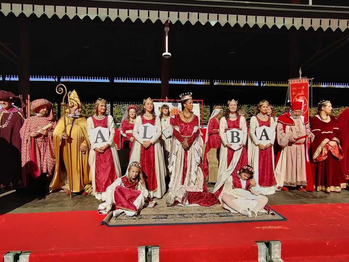 In corso la sfilata storica che precede la disputa del Palio degli Asini