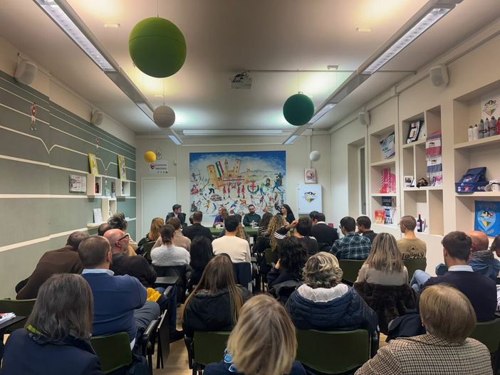 “I ragazzi sono esposti e la rete adulta deve essere più solida”. Lo sguardo del dottor Marco Marzolla dopo la serata del Comitato Studenti ad Alba “I ragazzi sono esposti e la rete adulta deve essere più solida”. Lo sguardo del dottor Marco Marzolla dopo la serata del Comitato Studenti ad Alba