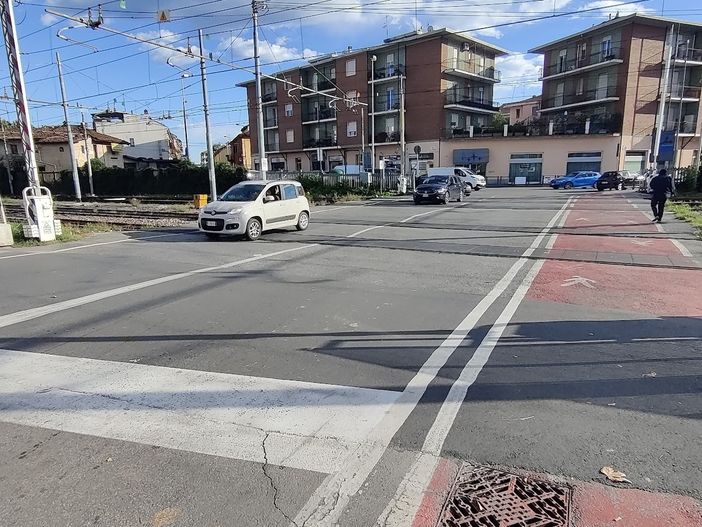 L'attraversamento stradale del passaggio a livello in zona stazione