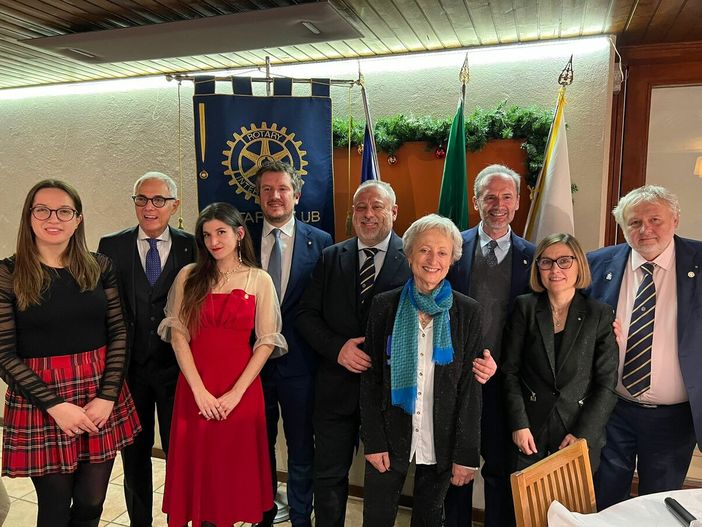 Alessandra Moretti, Remo Gattiglia, Lucia Ernè, Luigi Minasso, Giuseppe Artuffo, Piera Arata (presidente Rotary Alba), Natale Spineto, Manuela Busso e Lorenzo Gallo Alessandra Moretti, Remo Gattiglia, Lucia Ernè, Luigi Minasso, Giuseppe Artuffo, Piera Arata (presidente Rotary Alba), Natale Spineto, Manuela Busso e Lorenzo Gallo