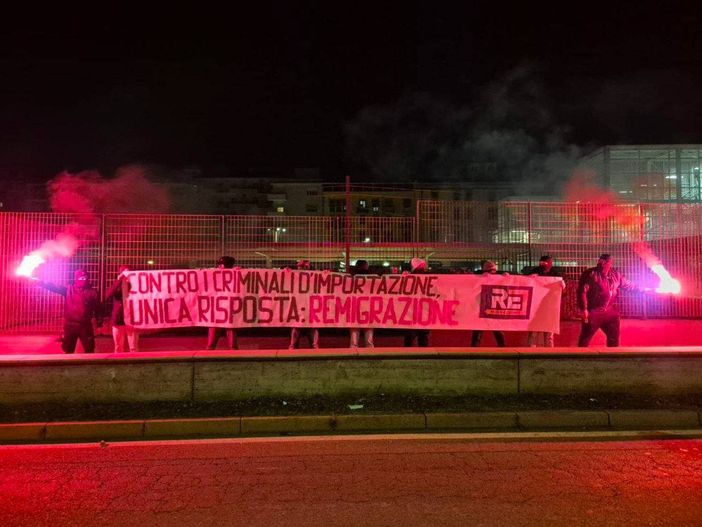 Striscione ostile lungo la stazione di Alba, condanna e rimozione immediata: “Un messaggio che non rappresenta la città”