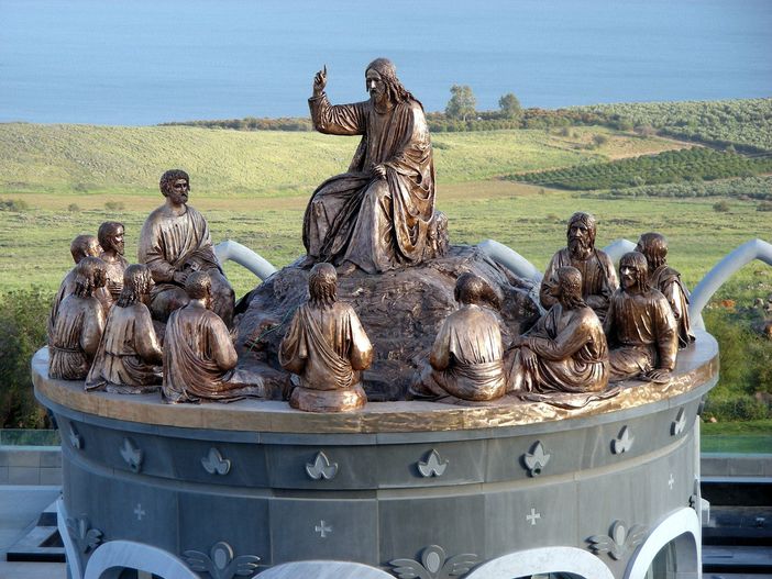 Le statue di Gesù e dei dodici Apostoli nella Domus Galilaeae sul Monte delle Beatitudini vicino al Mare di Galilea, in Israele Le statue di Gesù e dei dodici Apostoli nella Domus Galilaeae sul Monte delle Beatitudini vicino al Mare di Galilea, in Israele