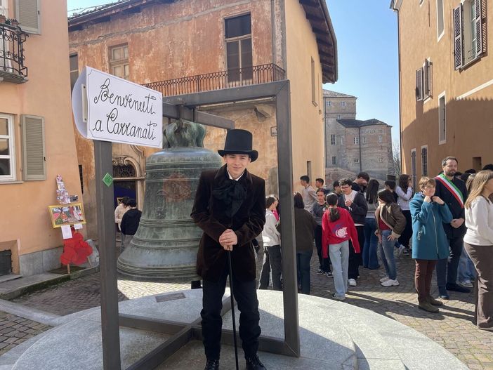 Giacomo Leopardi accoglie i visitatori a "Carranati" Giacomo Leopardi accoglie i visitatori a "Carranati"