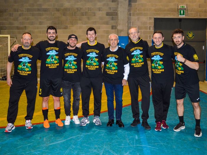 Da sinistra: allenatore Claudio Bronzi, (i tre capitani) Matteo Fontana, Andrea D'addio, Matteo Bignante, il presidente di Area Calcio Alba Roero Luciano Cane, il vicepresidente Marco Parizzi, il vice-allenatore Vincenzo Luciano e il preparare atletico Gabriele Gambino Da sinistra: allenatore Claudio Bronzi, (i tre capitani) Matteo Fontana, Andrea D'addio, Matteo Bignante, il presidente di Area Calcio Alba Roero Luciano Cane, il vicepresidente Marco Parizzi, il vice-allenatore Vincenzo Luciano e il preparare atletico Gabriele Gambino