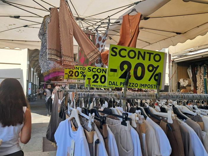Saldi, Confcommercio: "Continuano a essere un'opportunità". Da oggi scattano i dazi sui pacchi in arrivo dalla Cina Saldi, Confcommercio: "Continuano a essere un'opportunità". Da oggi scattano i dazi sui pacchi in arrivo dalla Cina