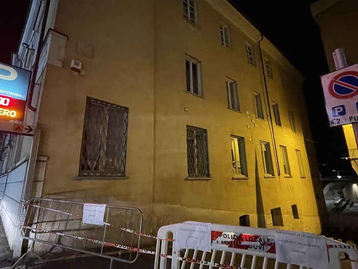 Mondovì, si stacca una parte di intonaco dal palazzo del Comune: domani strada chiusa per intervento di messa in sicurezza