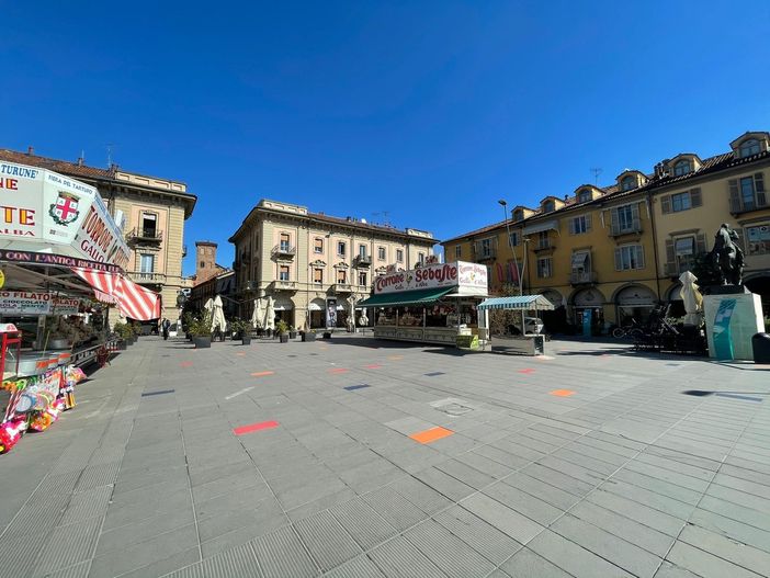 Piazza Ferrero pressoché deserta, ad Alba, nuovamente alle prese con le restrizioni da zona rossa