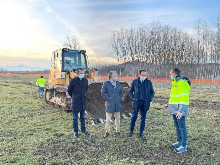 Un'immagine del febbraio scorso. Il governatore Cirio e il sindaco Bo sul cantiere aperto ai piedi di Roddi e Verduno Un'immagine del febbraio scorso. Il governatore Cirio e il sindaco Bo sul cantiere aperto ai piedi di Roddi e Verduno