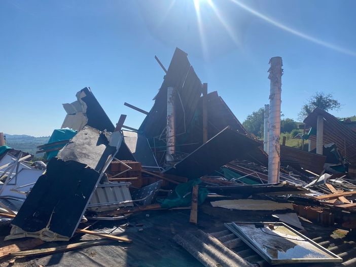 Vento e grandine: gravi danni a un caseificio di Murazzano. "Il tetto è volato via"