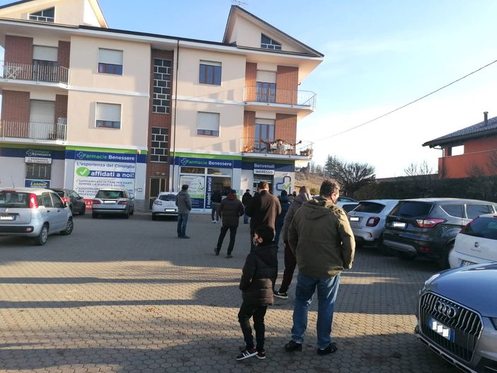Farmacisti in prima linea sul fronte dei tamponi: "Almeno 50 test al giorno e il telefono che squilla senza sosta" Farmacisti in prima linea sul fronte dei tamponi: "Almeno 50 test al giorno e il telefono che squilla senza sosta"